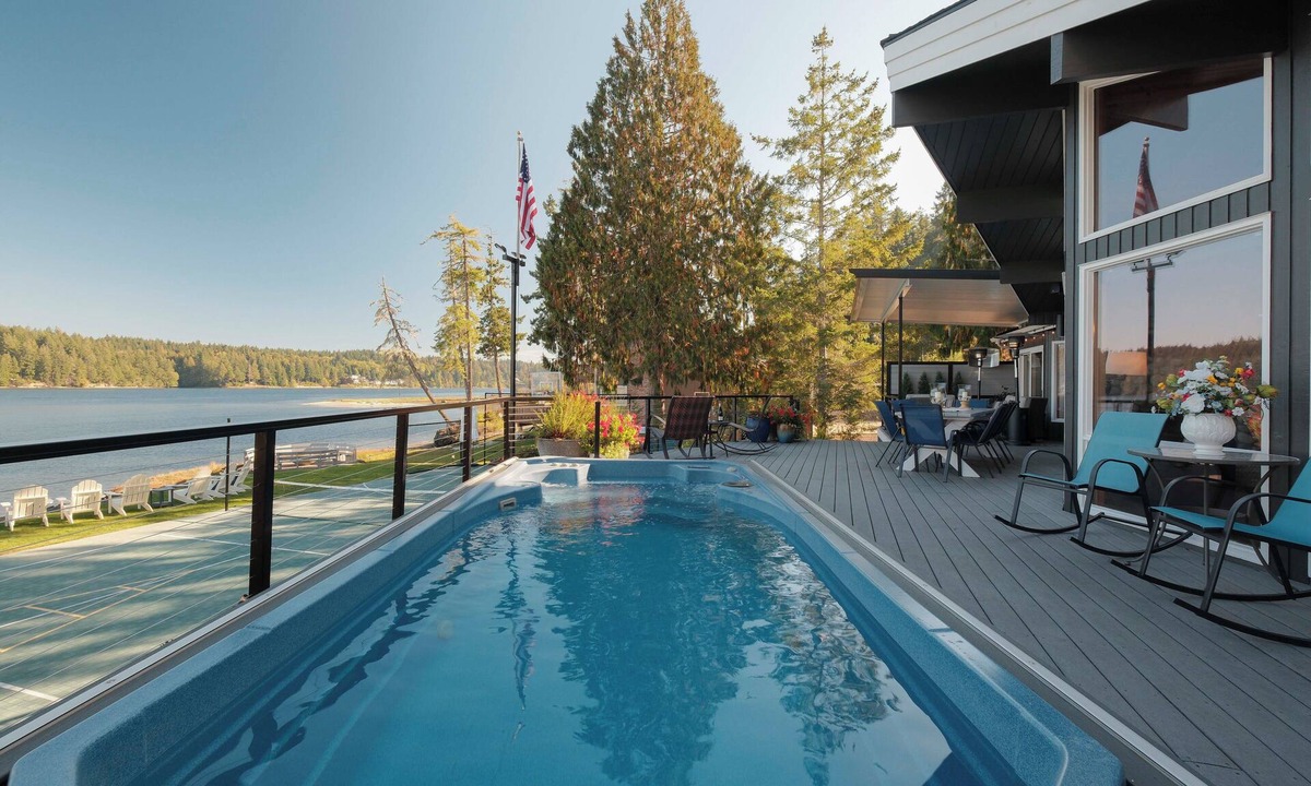 Shelton House | Waterfront Fun Starts Here! Endless activites- Pickleball, Pool, Sauna, Kayaks and more!