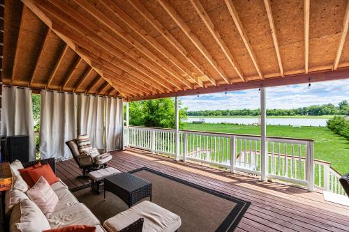 Rancocas House | Waterfront Gem