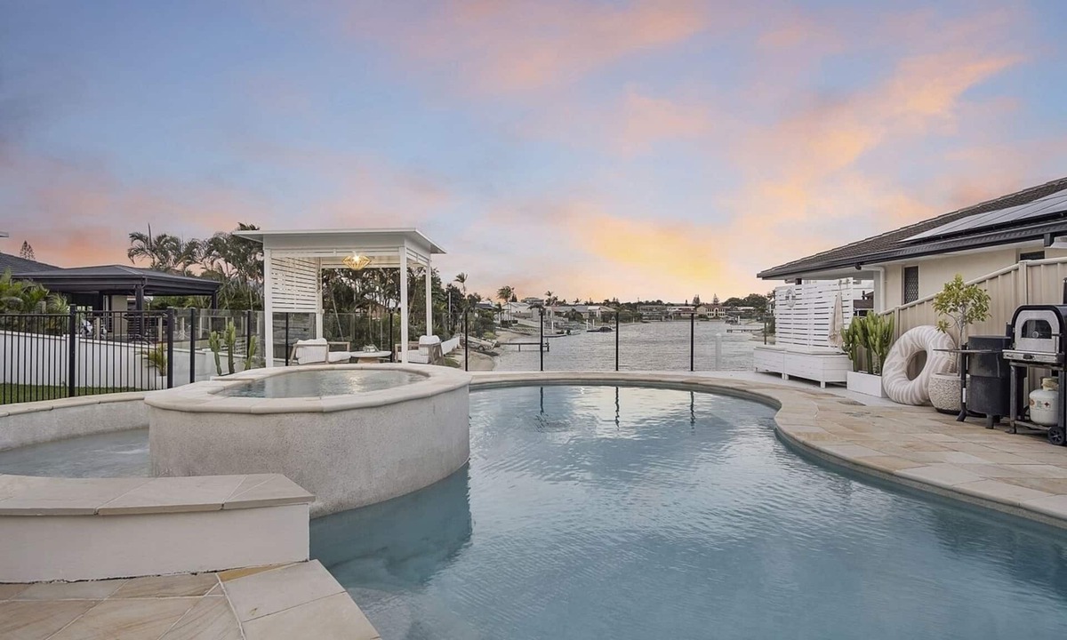 Mermaid Waters House | Waterfront Getaway 5Bs with 3 poolsHeated Spa ear Surf Paradise