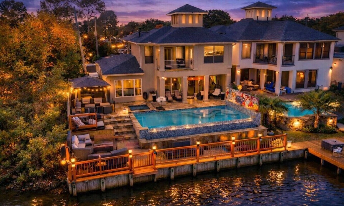 El Lago Villa | Waterfront Getaway Heated Pool+Jacuzzi & Game Room