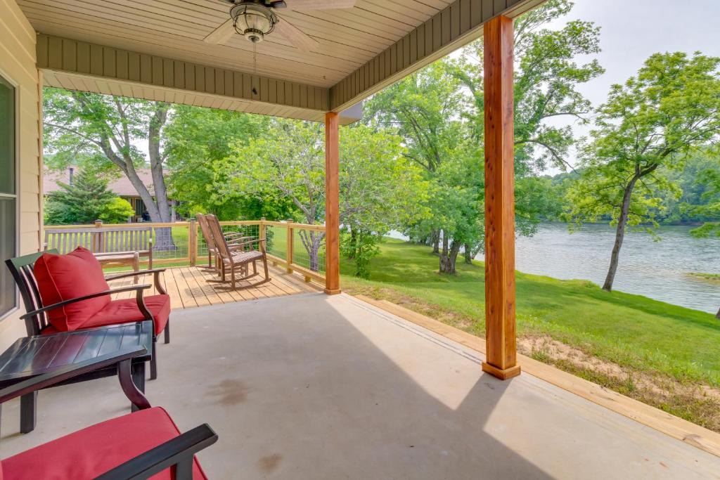 Gassville House | Waterfront Getaway w/Patio on the White River!