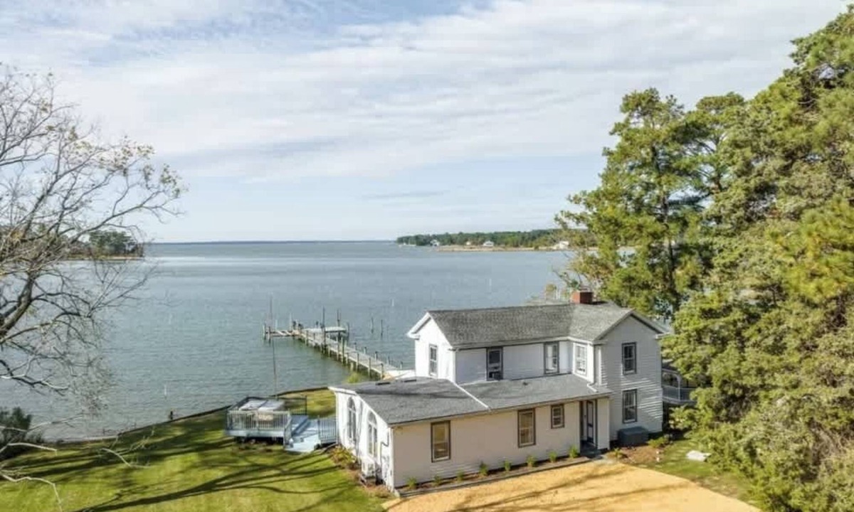 Windmill Point House | Waterfront Getaway Beach Dock Kayaks Fire Pit