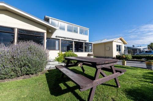 Kaikoura Apartment | Waterfront, Great Views, Affordable, Unit 3 - KK61643
