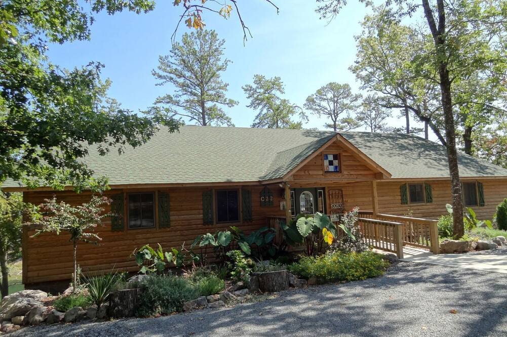 Mount Ida Cottage | Waterfront Group Cottage with Hot-Tub and Pool in Mount Ida, Arkansas
