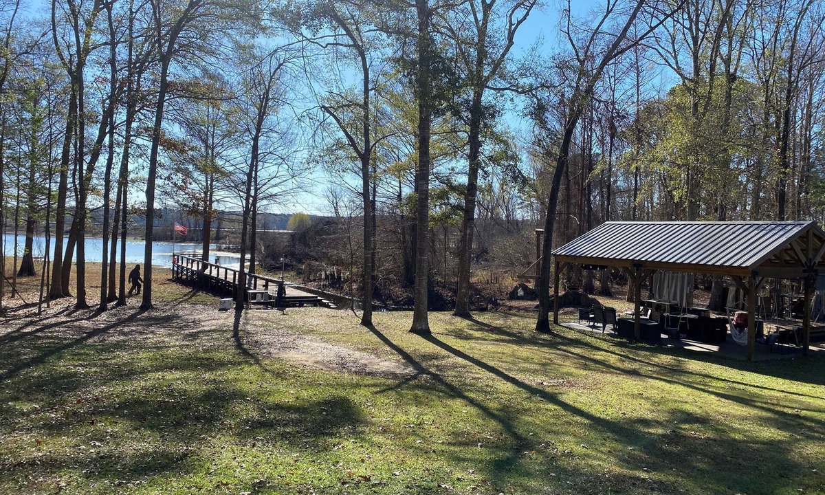 Hemphill House | Waterfront Guesthouse in Six Mile!