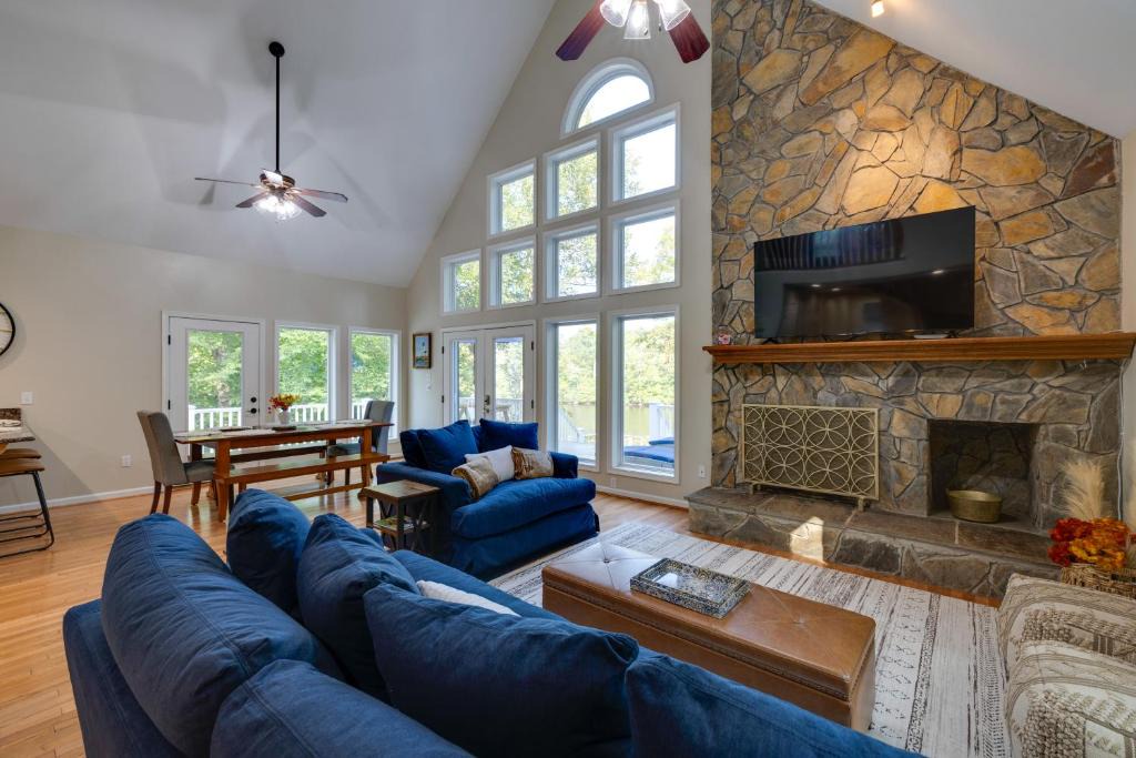 Pine Top House | Waterfront Hartfield Vacation Rental w/Dock!