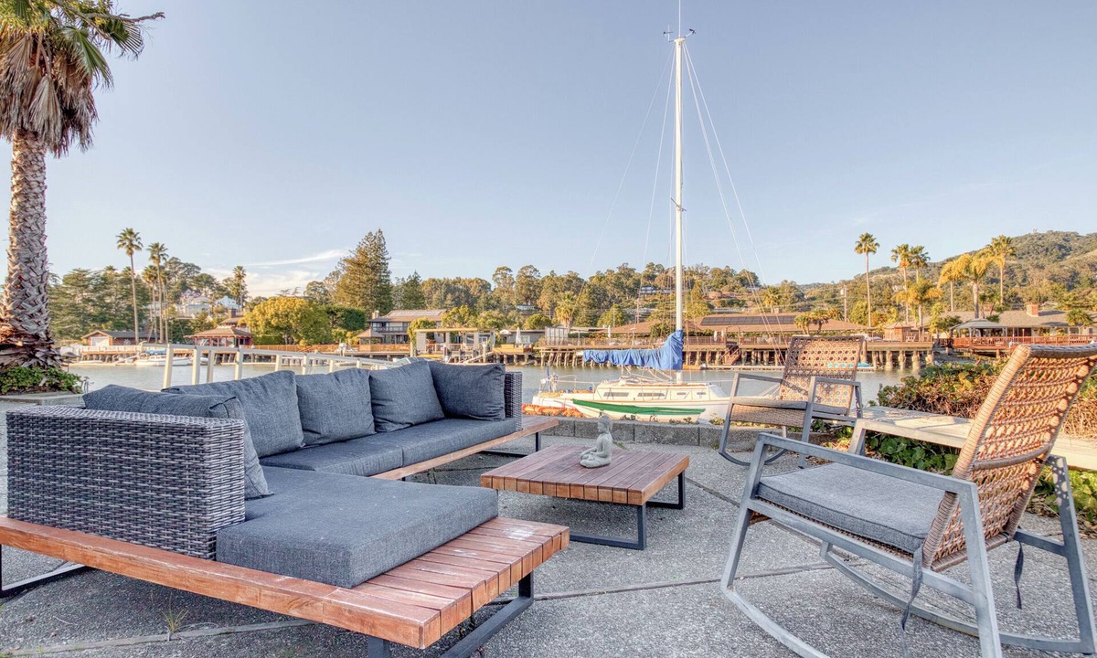 San Rafael House | Waterfront Hawaiian oasis