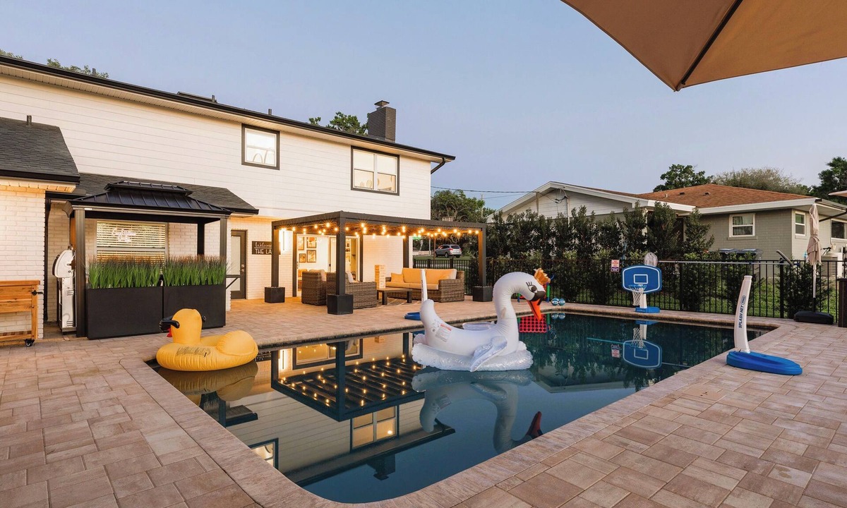 Cypress Gardens House | Waterfront-Heated SaltWtr Pool-Putting Green-Beach-FirePit-Dock-Sunsets-Legoland