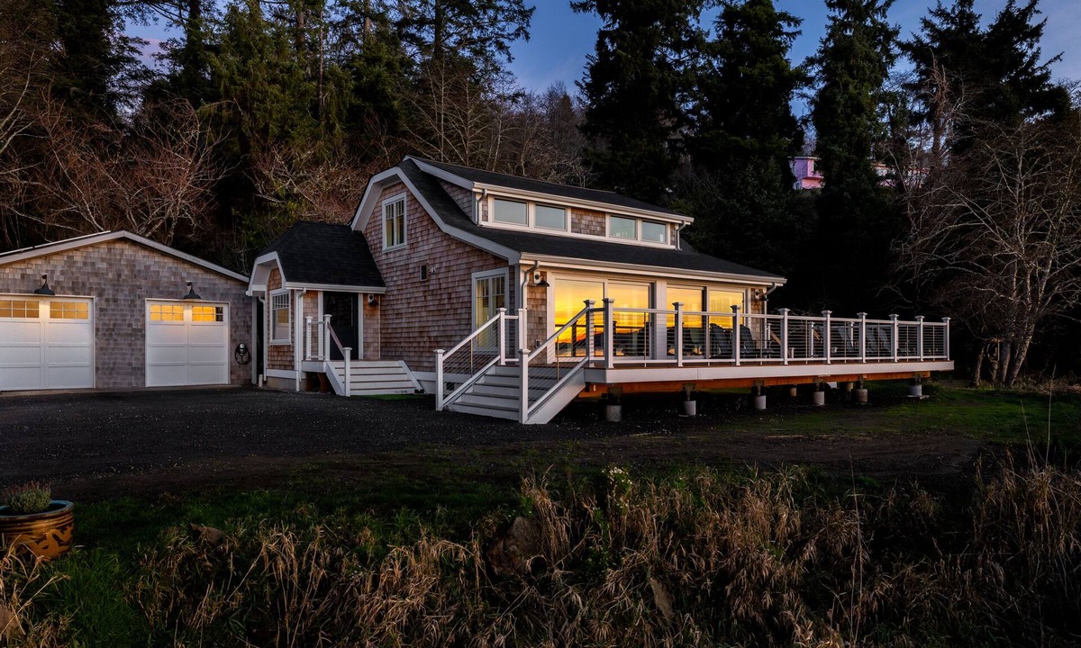 Ilwaco House | Waterfront Heron House at Baker Bay Retreat with Sauna, Pier and Large Deck