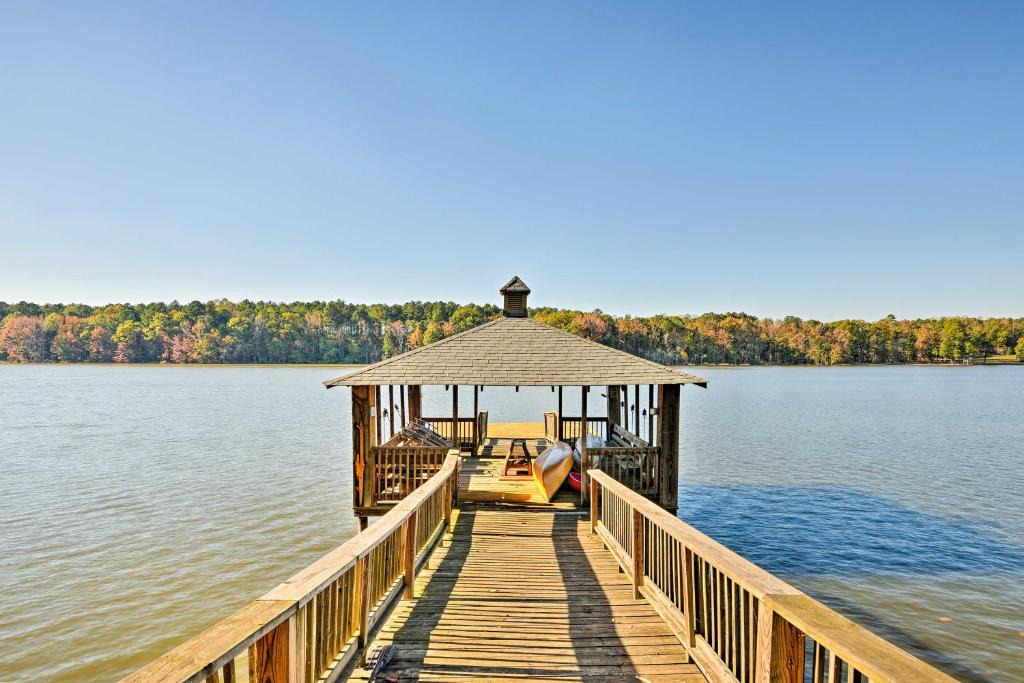 Southmont House | Waterfront High Rock Lake Cottage with Private Dock!
