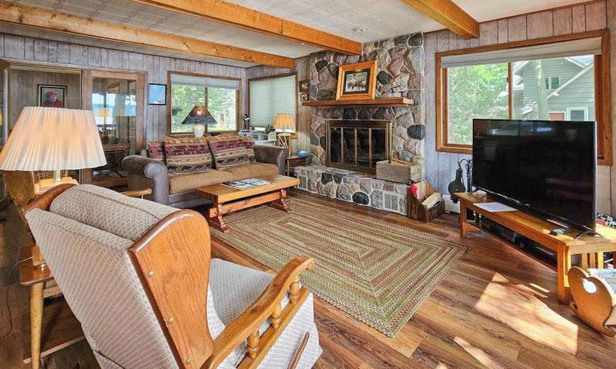 Boulder Junction House | Waterfront home between 2 lakes w/heated porch, dock & kayaks