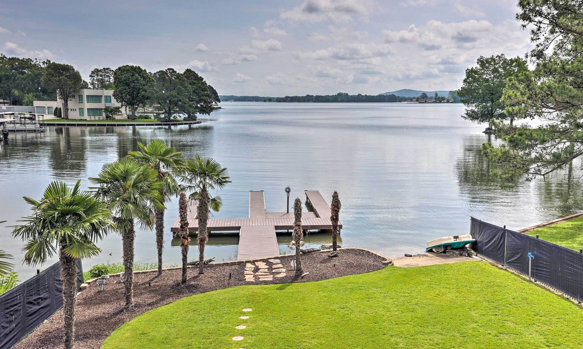 Lake Hamilton Cottage | Waterfront Home ~ 4 Mi to Oaklawn Racing Casino!