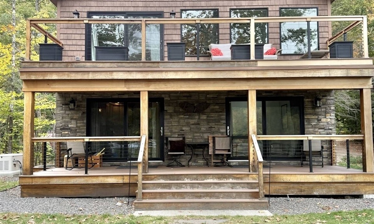 Sebago House | Waterfront home has 3-bedroom 3 bath