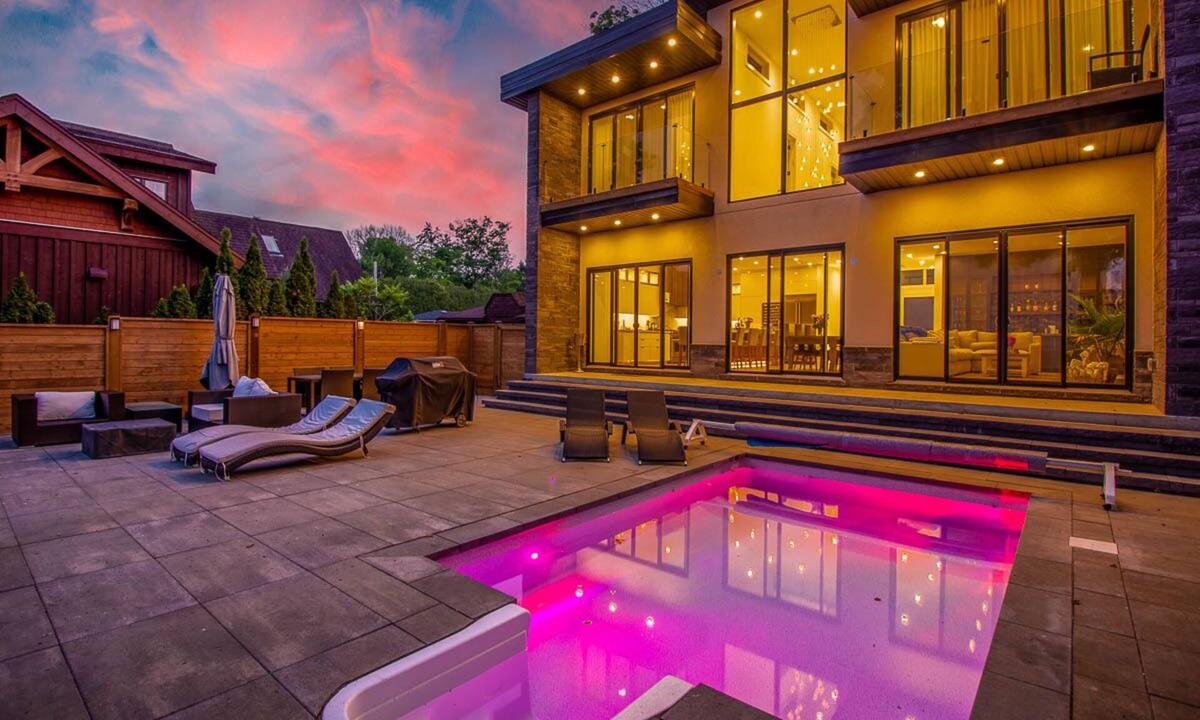 Innisfil House | Waterfront home, Sauna, Jacuzzi, Heated pool 28-day
