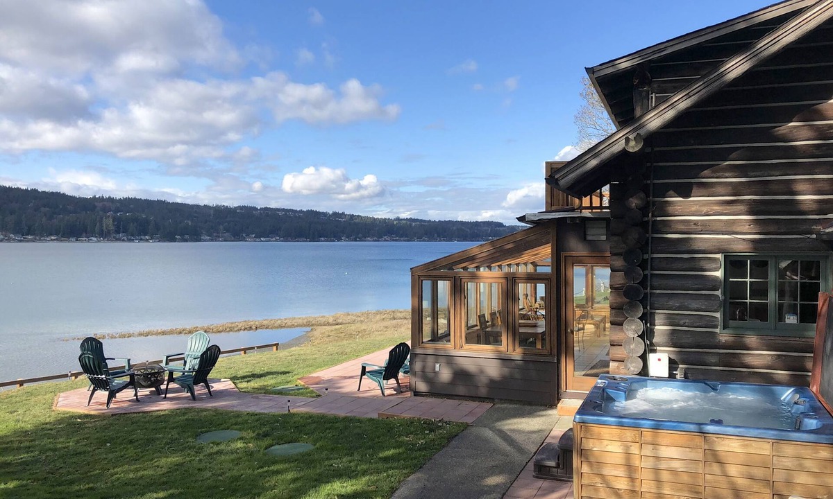 Erlands Point-Kitsap Lake House | Waterfront Home, Solarium & Hot Tub, Kayaks, Close to Seattle and Olympic Mtns
