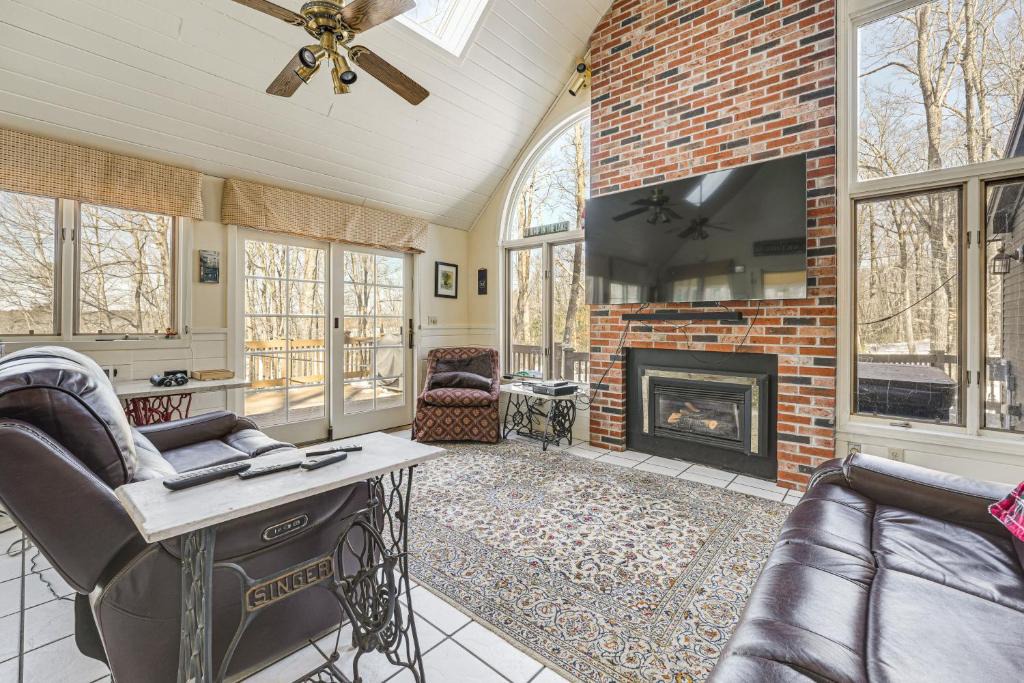 Gardiner House | Waterfront Home w/Boat Dock & Sunroom in Gardiner
