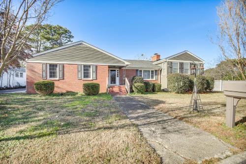 Hampton House | Waterfront Home w/Deck & Yard in Hampton!