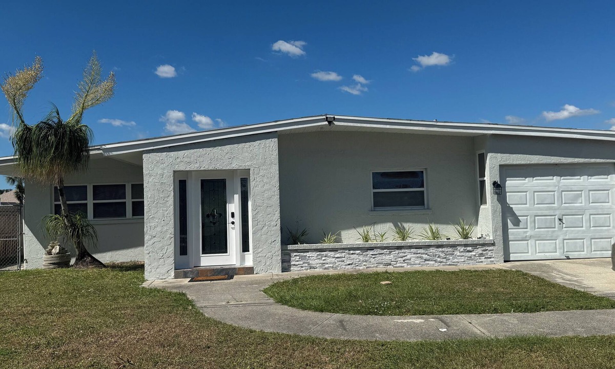 River Pointe House | Waterfront Home w dock & pool table 3 bedroom, sleeps 8