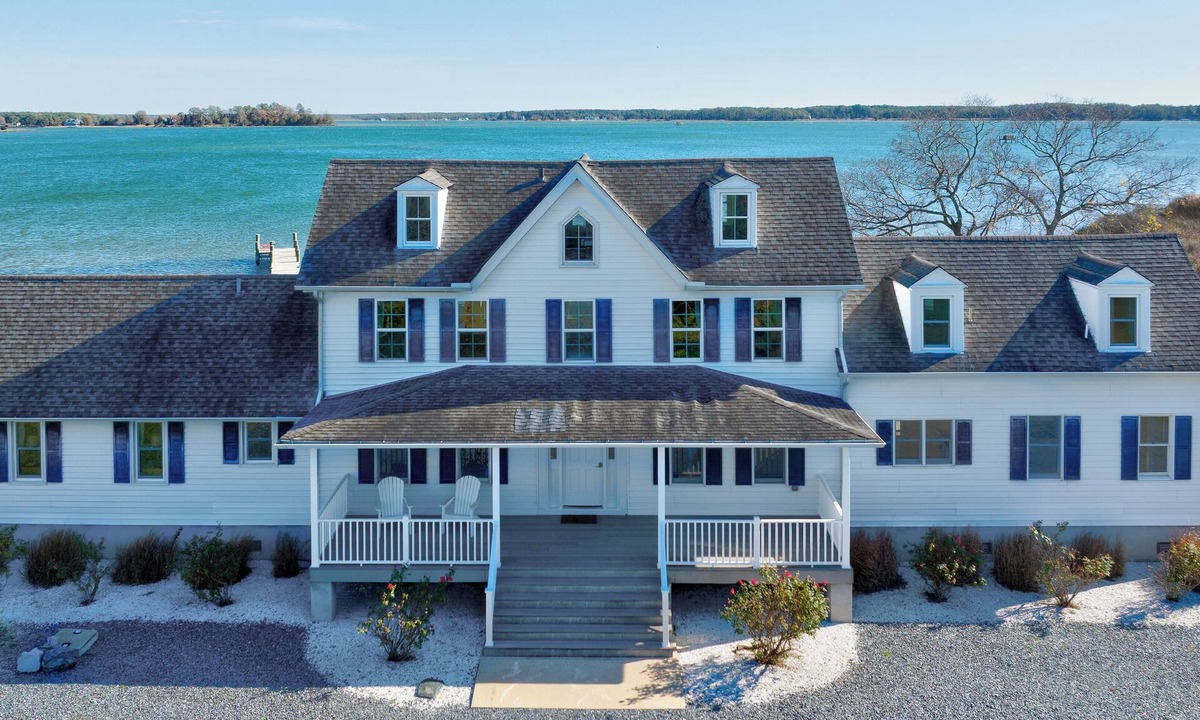 Cambridge House | Waterfront Home w/Dock, Pool, Sandy Beach, Kayaks, 5BR/3.5BA Sleeps up to 16