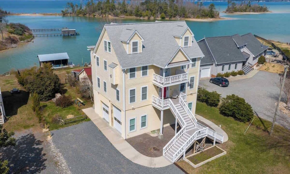 Topping House | Waterfront Home with pool, dock, gameroom, and kayaks!