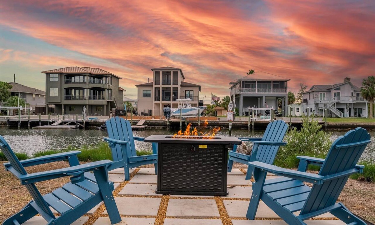 Spring Hill House | Waterfront Hot Tub & Firepit | Kayaks provided!