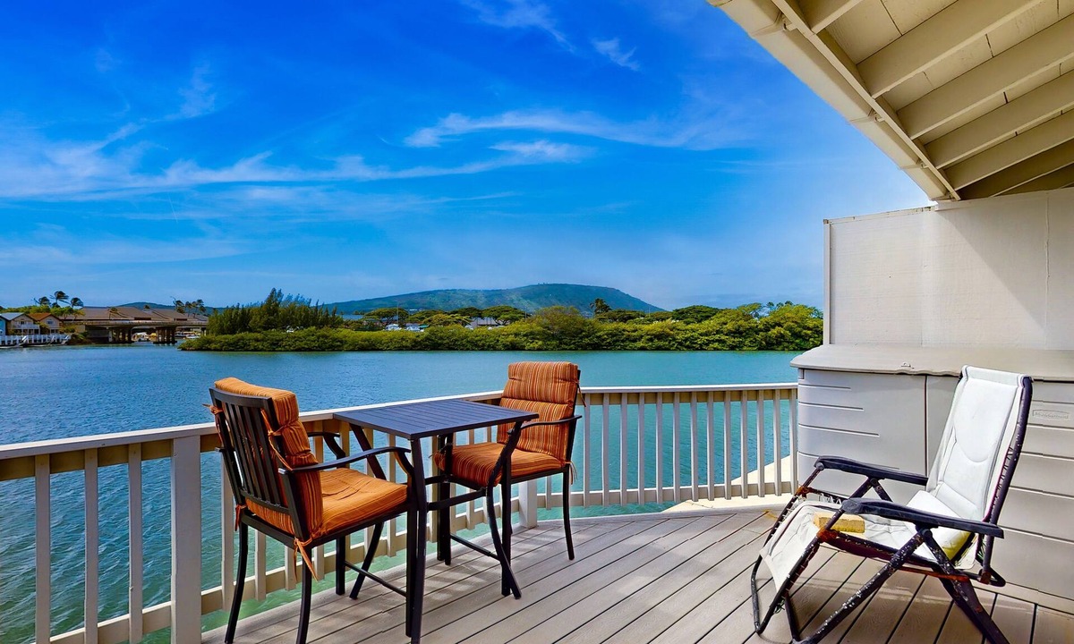 Portlock House | Waterfront Kuapa Isle gem with Koko Crater views & pool - by the beach