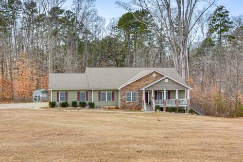 Martin House | Waterfront Lake Hartwell Retreat w/Indoor Hot Tub