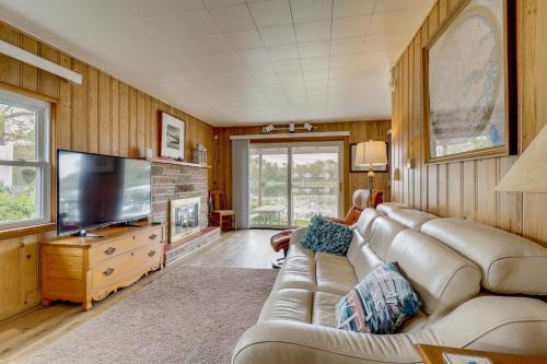 North Webster House | Waterfront Lake Webster Retreat w/Pier & Views