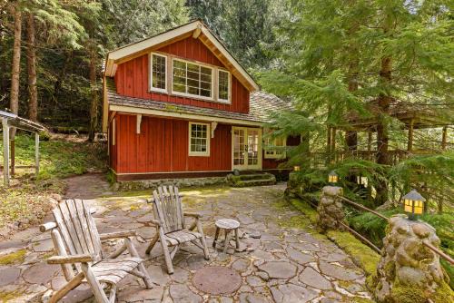 Rhododendron House | Waterfront lodge on 24 acres with patio & fireplace