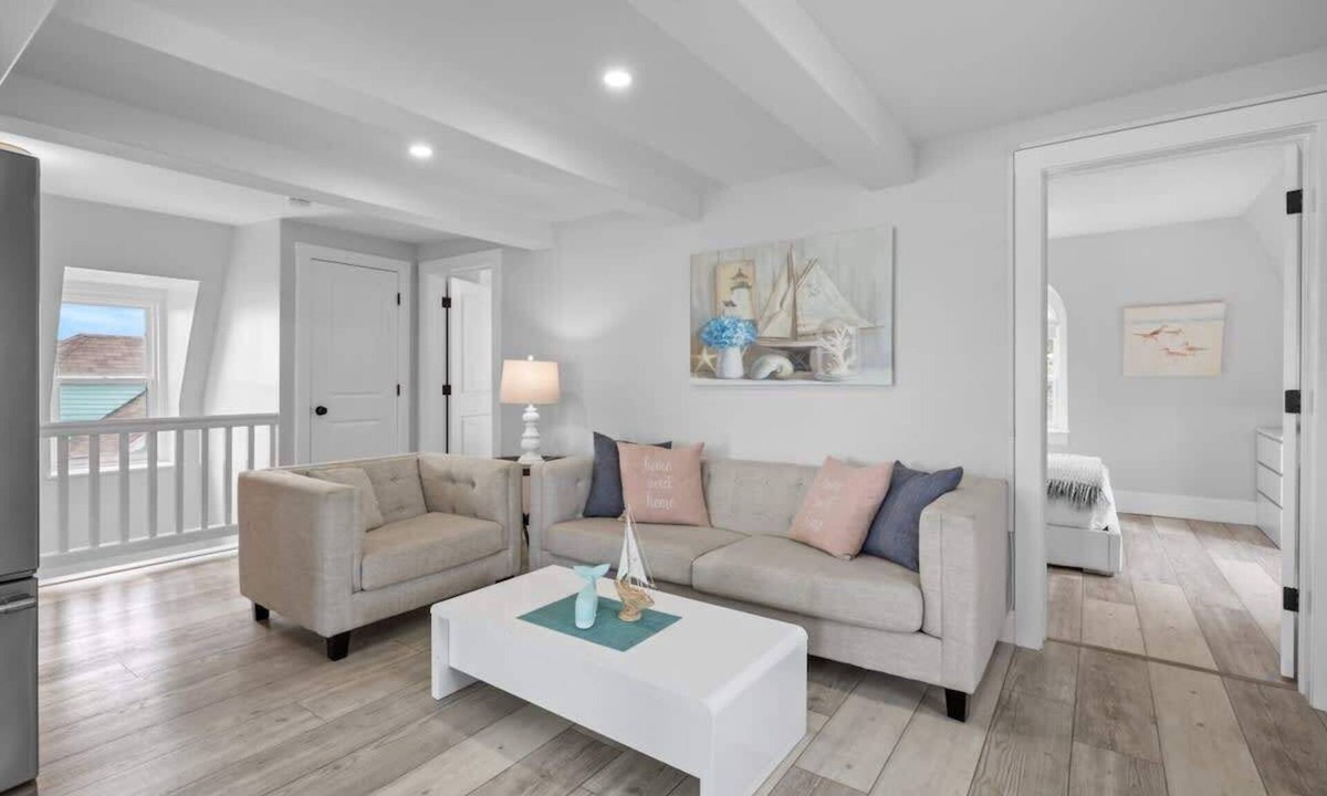 Queens Square Condo | Waterfront Loft 2 Bedroom Posh Condo Downtown