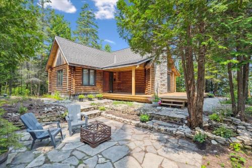 Lion's Head House | Waterfront Log Cabin Starlink