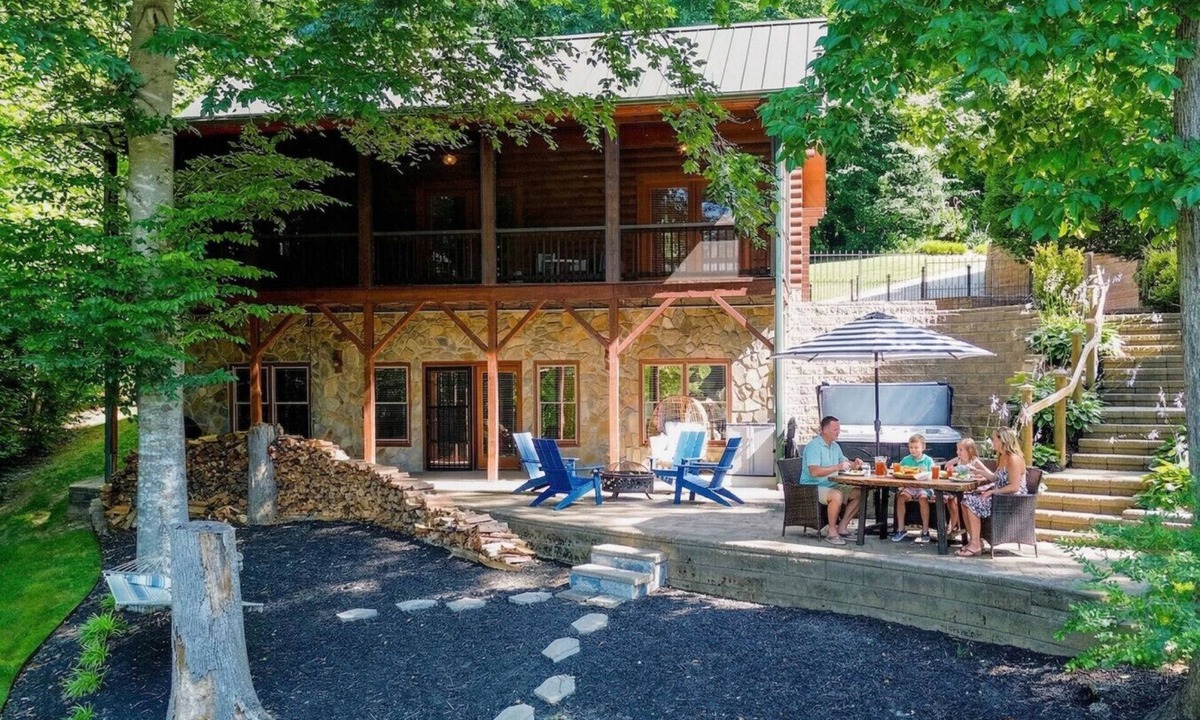 Lake Norman of Catawba Cabin | Waterfront Log Cabin w/Hot Tub, Kayaks, Firepit, King Beds, & Pets OK
