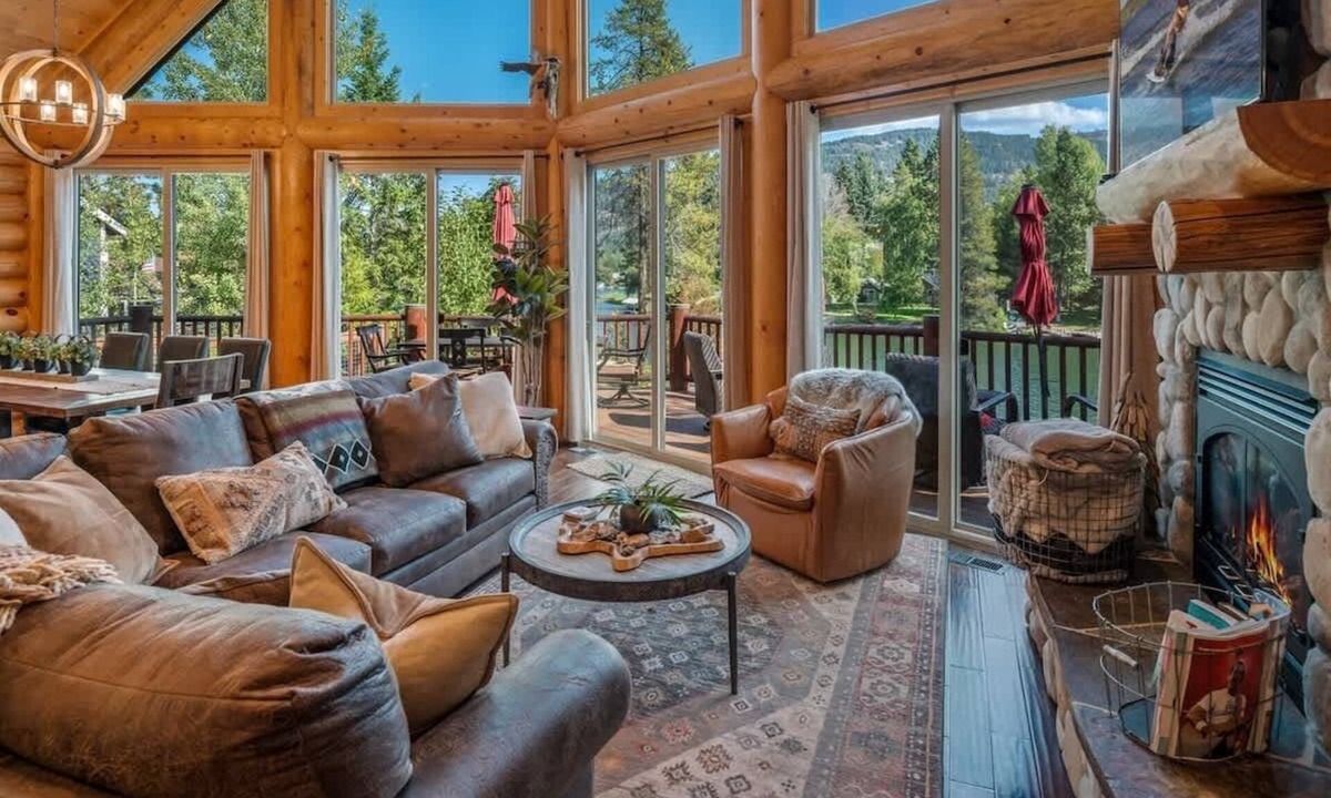 Sagle House | Waterfront Log Home, Dock, Hot Tub, and Pickleball