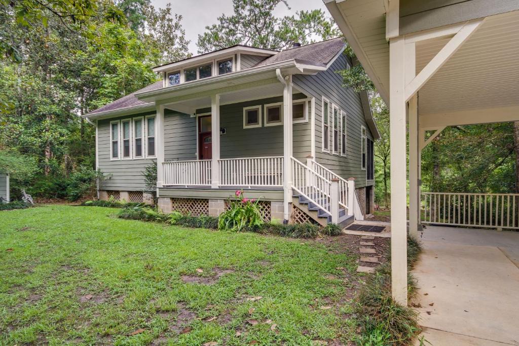 Fluker House | Waterfront Loranger Cottage: Hot Tub, Deck & Grill