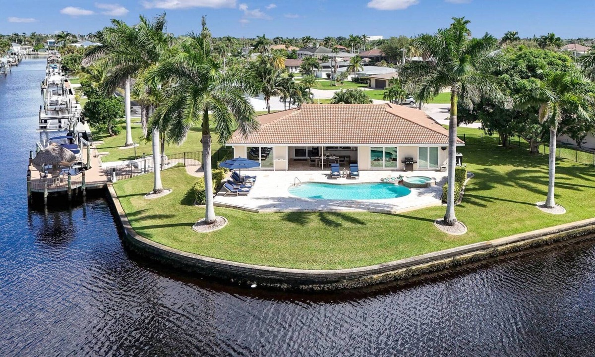 Yacht Club Villa | Waterfront Luxury Villa * South Facing * Pool * Jacuzzi * WiFi * Tiki Hut*