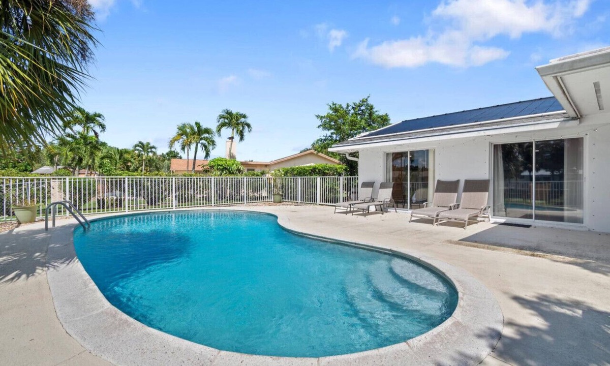BallenIsles House | Waterfront Magnolia: Heated Pool, Tiki, Gameroom