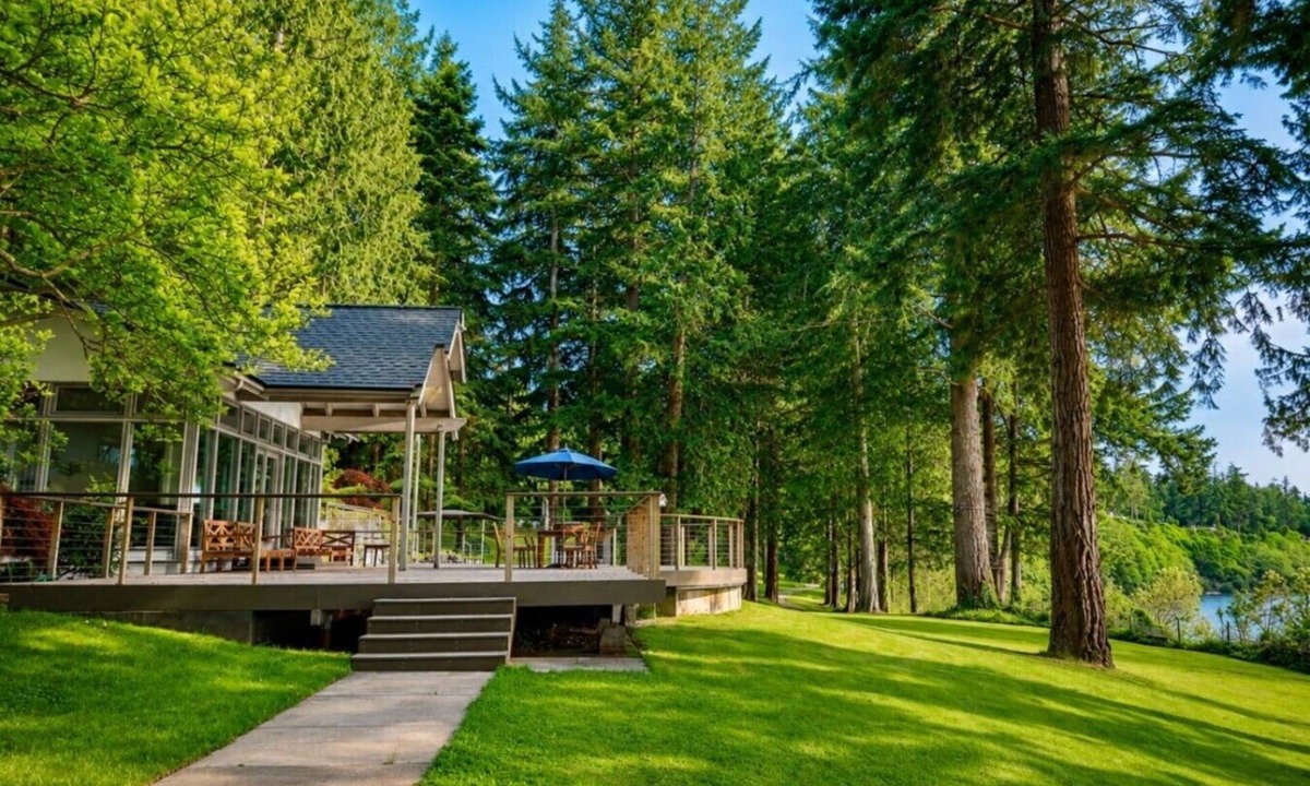 Freeland House | Waterfront Main House on 23-Acre Estate