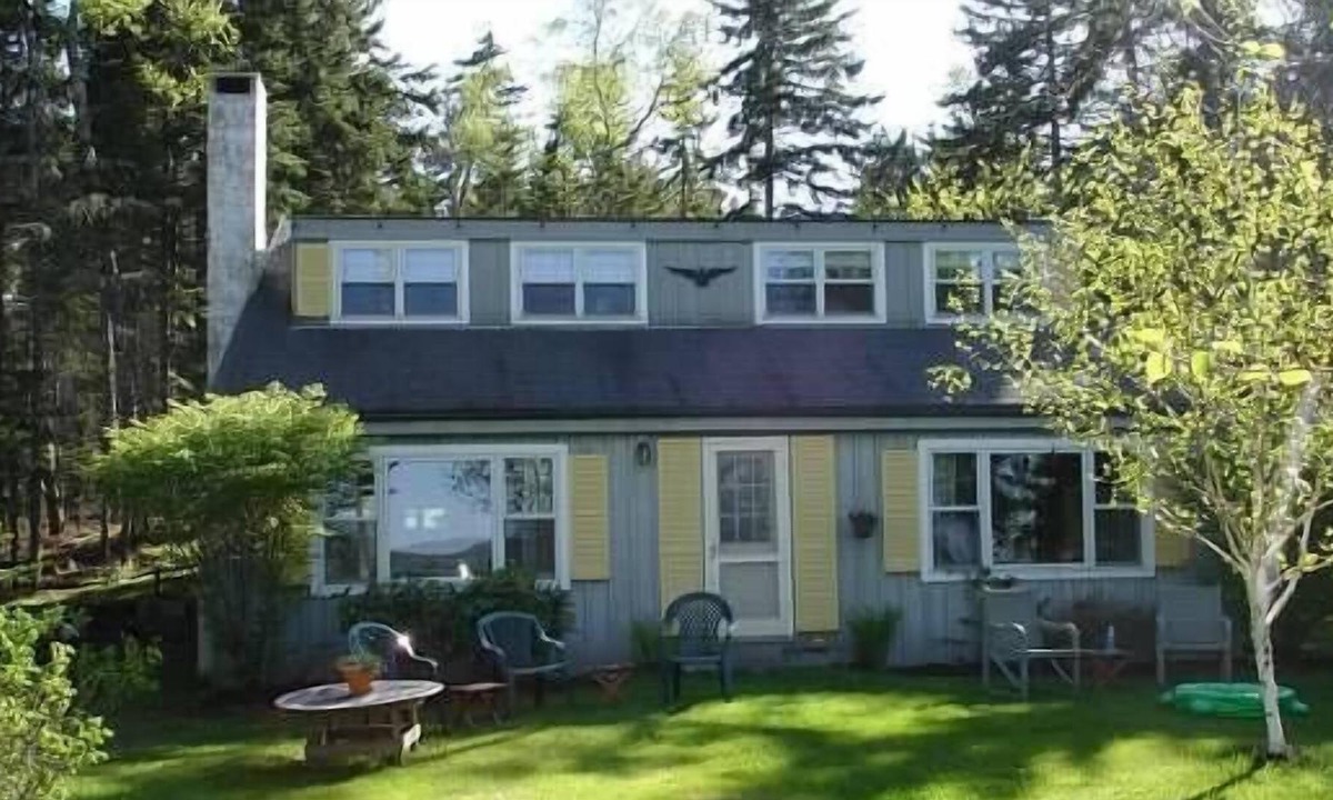 Hancock Point Cottage | Waterfront Maine cottage on Frenchmans bay, steps to dock