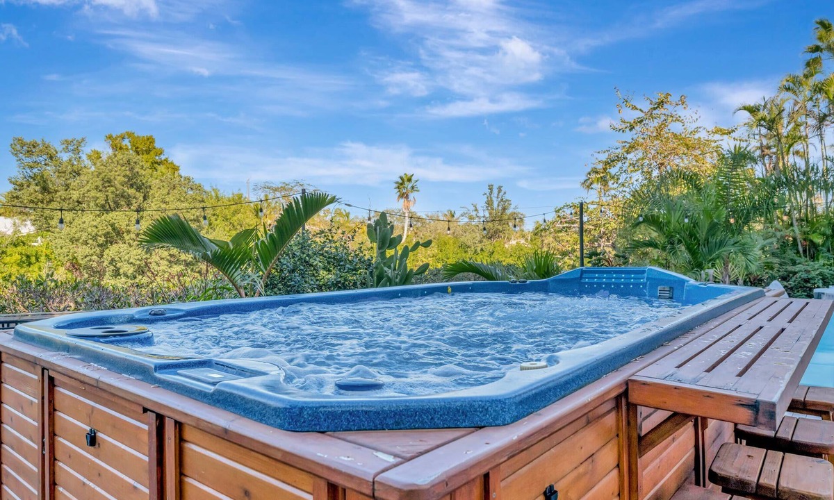 Palmetto House | Waterfront Mansion Sleeps 9 | Hot Tub & Kayaks!