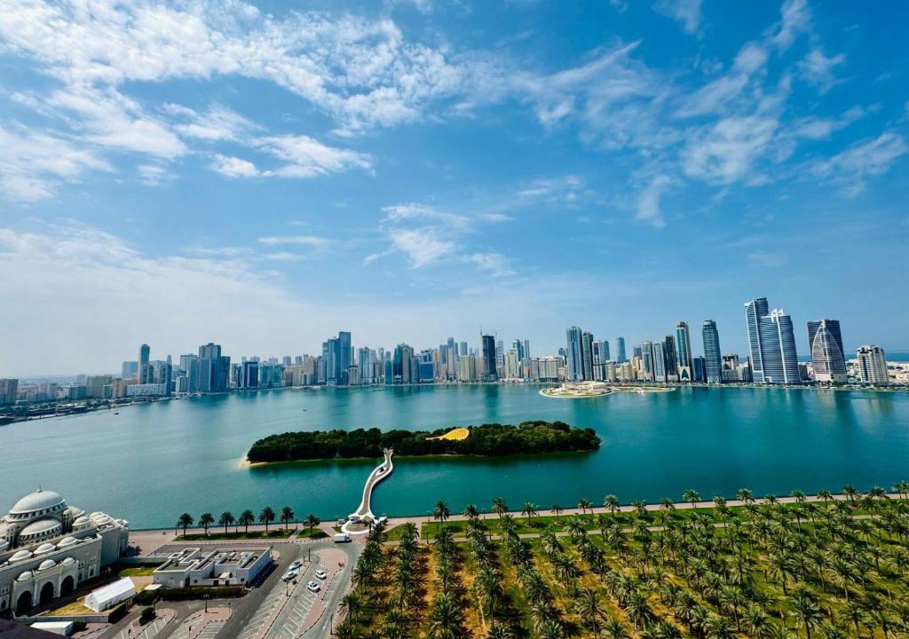 Al Majaz Apartment | Waterfront Modern loft overlooking downtown 3BR
