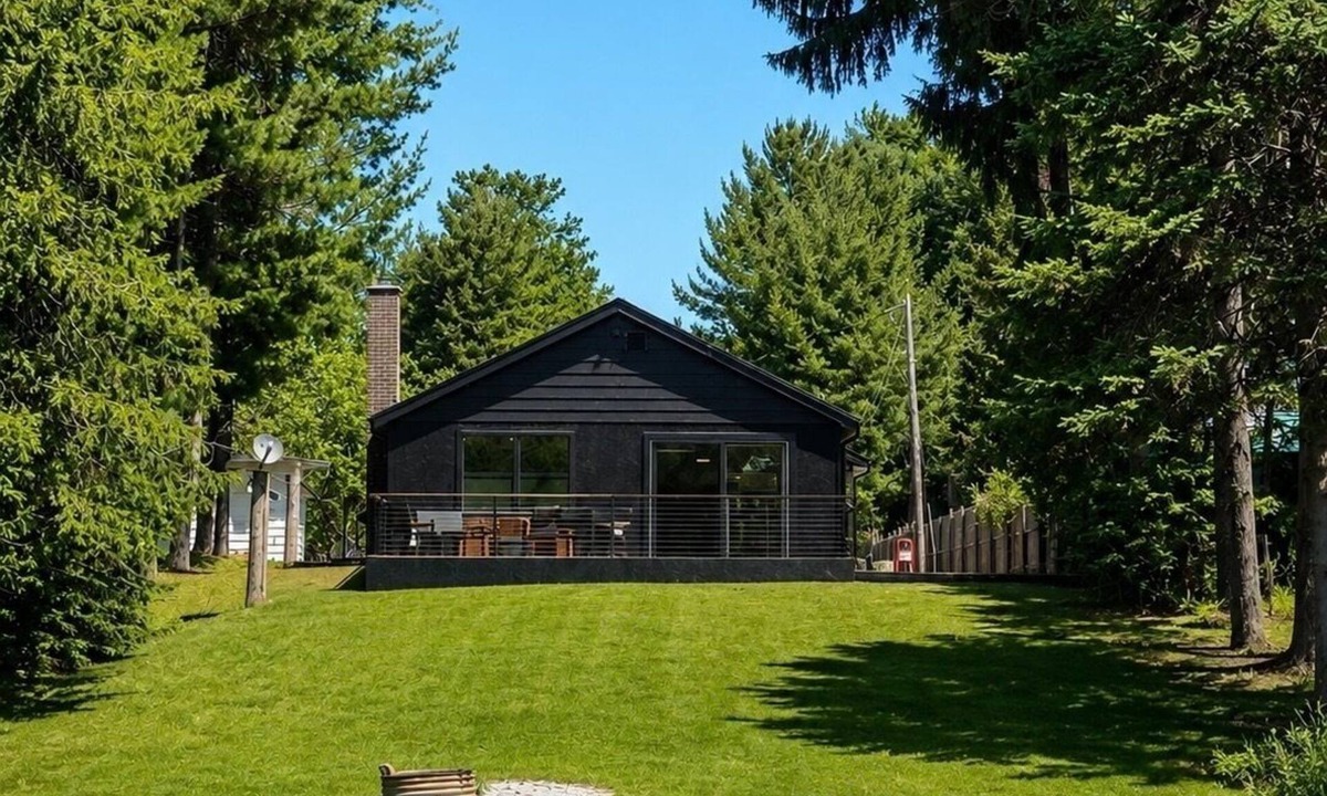 Bellaire House | Waterfront- Modern Luxurious Cabin on Clam Lake – Torch Lake Boating