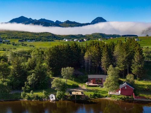 Bostad House | Waterfront mountain view cabin Lofoten