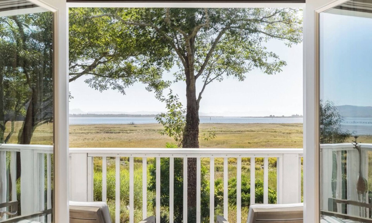 Ilwaco Cottage | Waterfront Nest at Baker Bay Retreat with Outdoor Soaking Tub and Pier