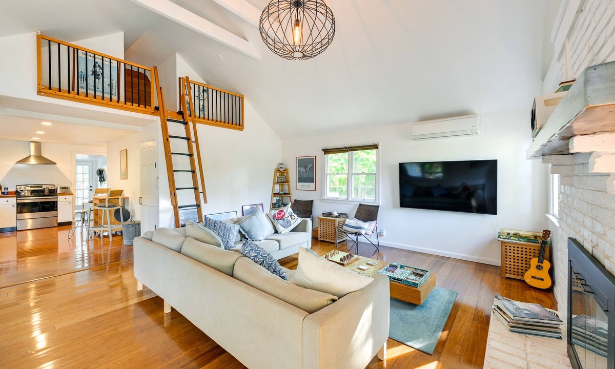 Flanders Cottage | Waterfront New York Getaway w/Kayaks