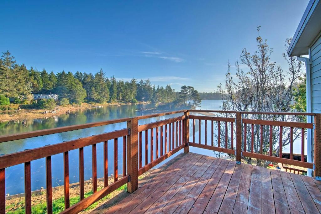 North Bend House | Waterfront North Bend Home: 9 Miles into Town