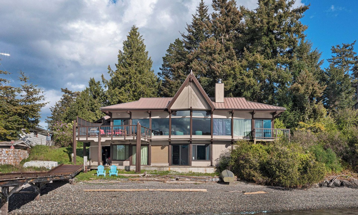 Friday Harbor House | Waterfront! On beautiful Mitchell Bay! (HV)
