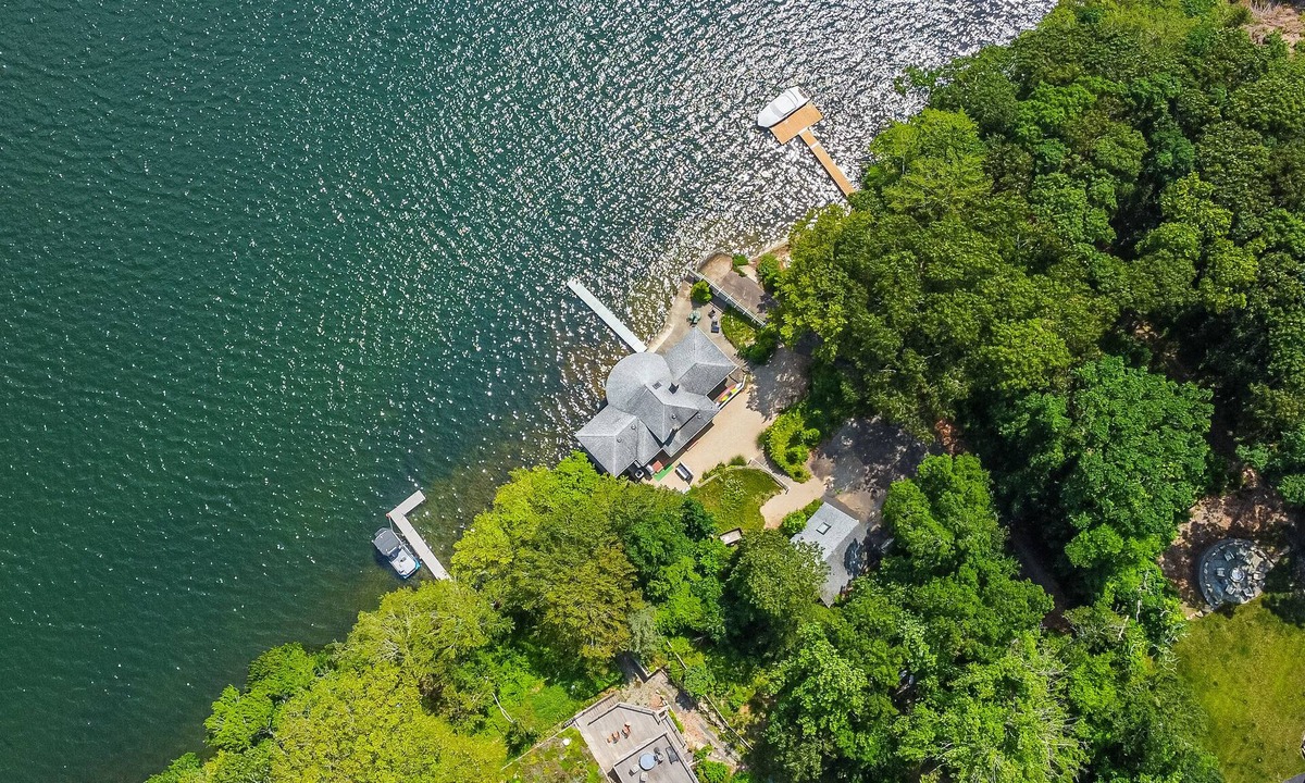 Mashpee House | Waterfront on Wakeby Pond RPLO015