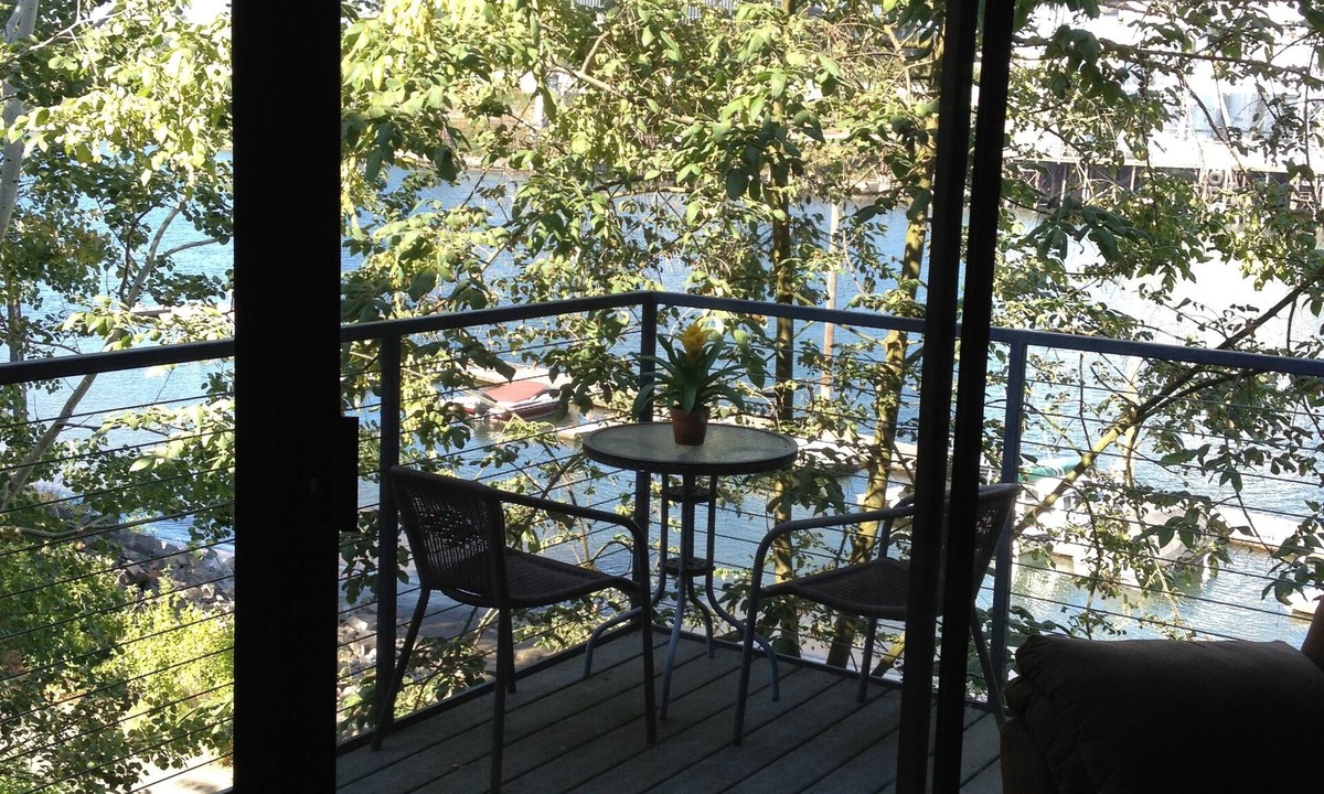 Old Town Chinatown Condo | Waterfront Panoramic Views Downtown PDX 2bd 2BA