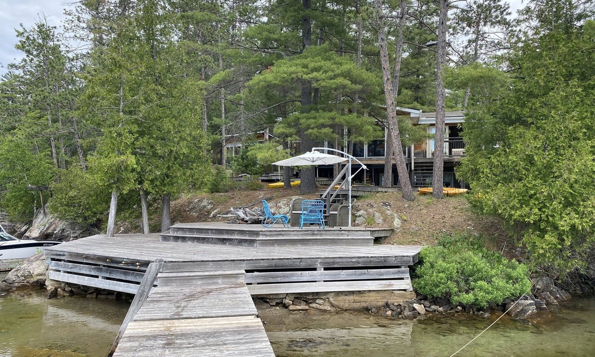 Val-des-Monts Cottage | Waterfront Paradise on Private Point
