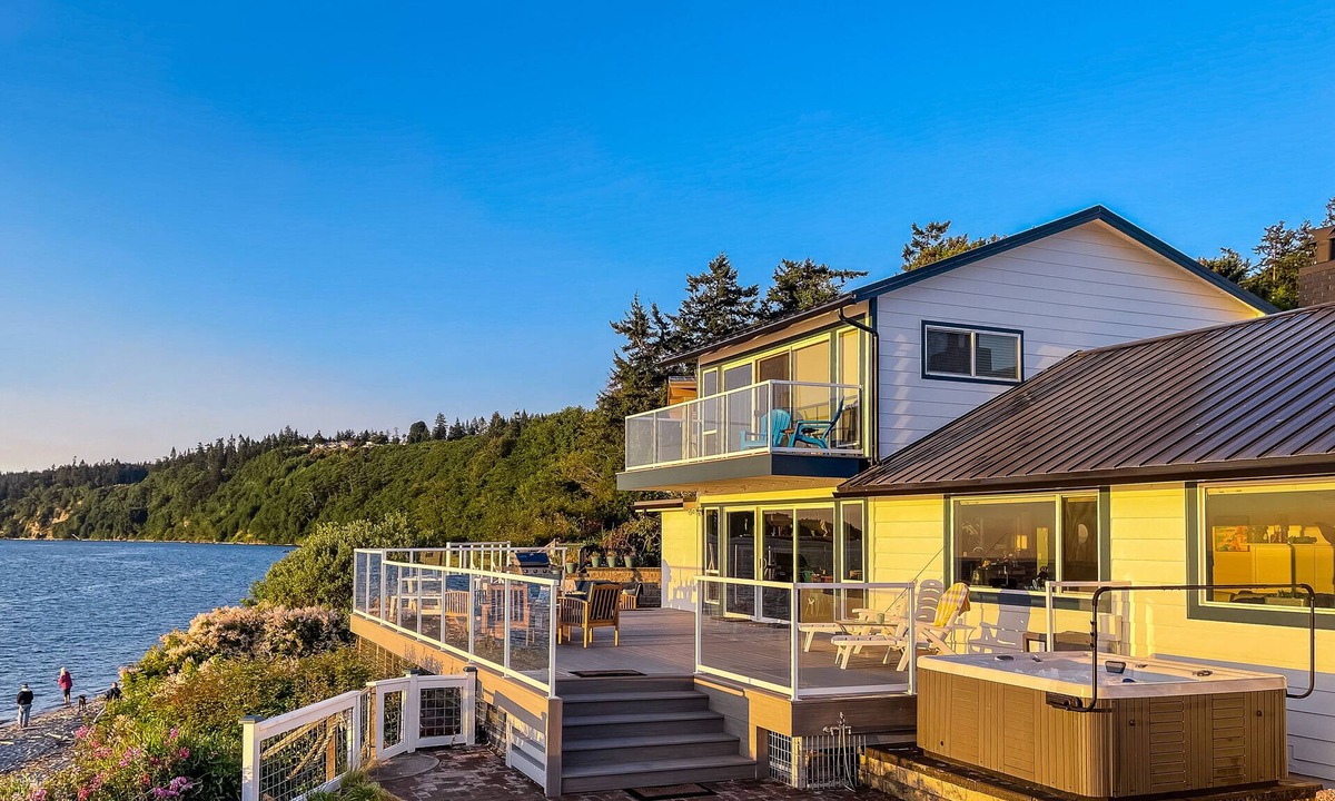 Freeland Cottage | Waterfront paradise with private beach, hot tub, & sound views - dogs OK